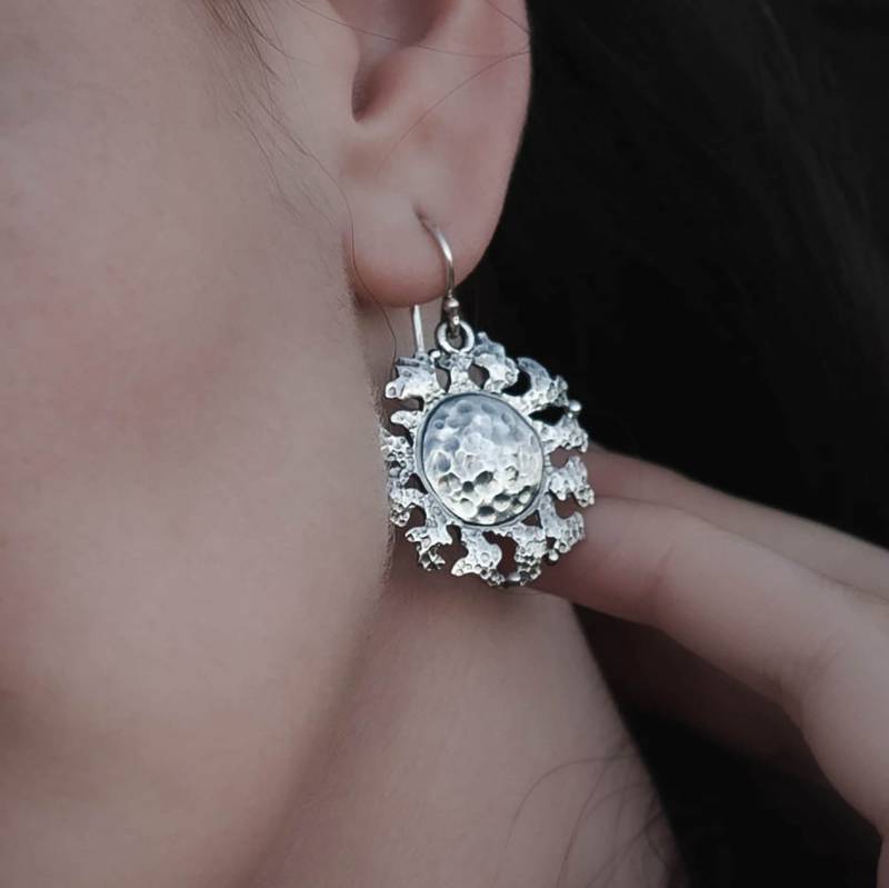 Gehämmerte Sterling Silber Sunshine Tropfen Ohrringe, Handgemacht von Aquani