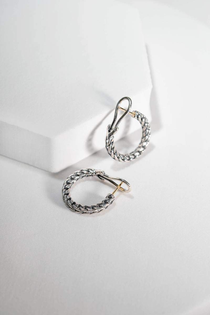 Kette Strukturierte Sterling Silber Creolen, 14K Gold Post von Aquani