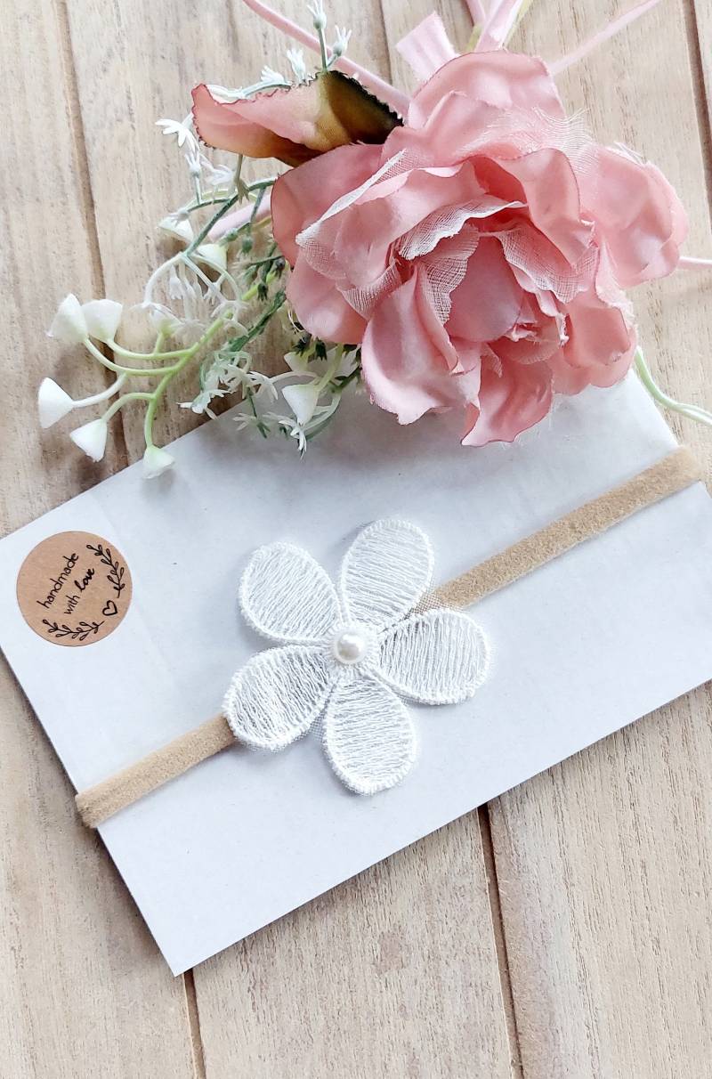 Taufe Haarband Stirnband Headband Handmade Weiß Blumen Perlen von AquarelaAccessoires