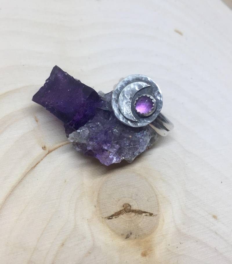 Amethyst Lunar Ring Auf Bestellung von AquarianHouseJewelry