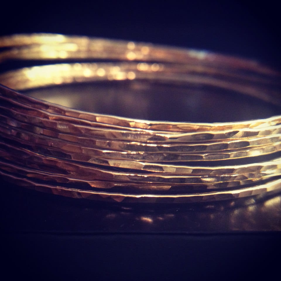 Gold Armreifen Set Von 6, Skinny Stacking Armband, Dünne Gold Armreifen Set Von 6, Skinny Stacking Armband, Dünne von AquarianThoughts