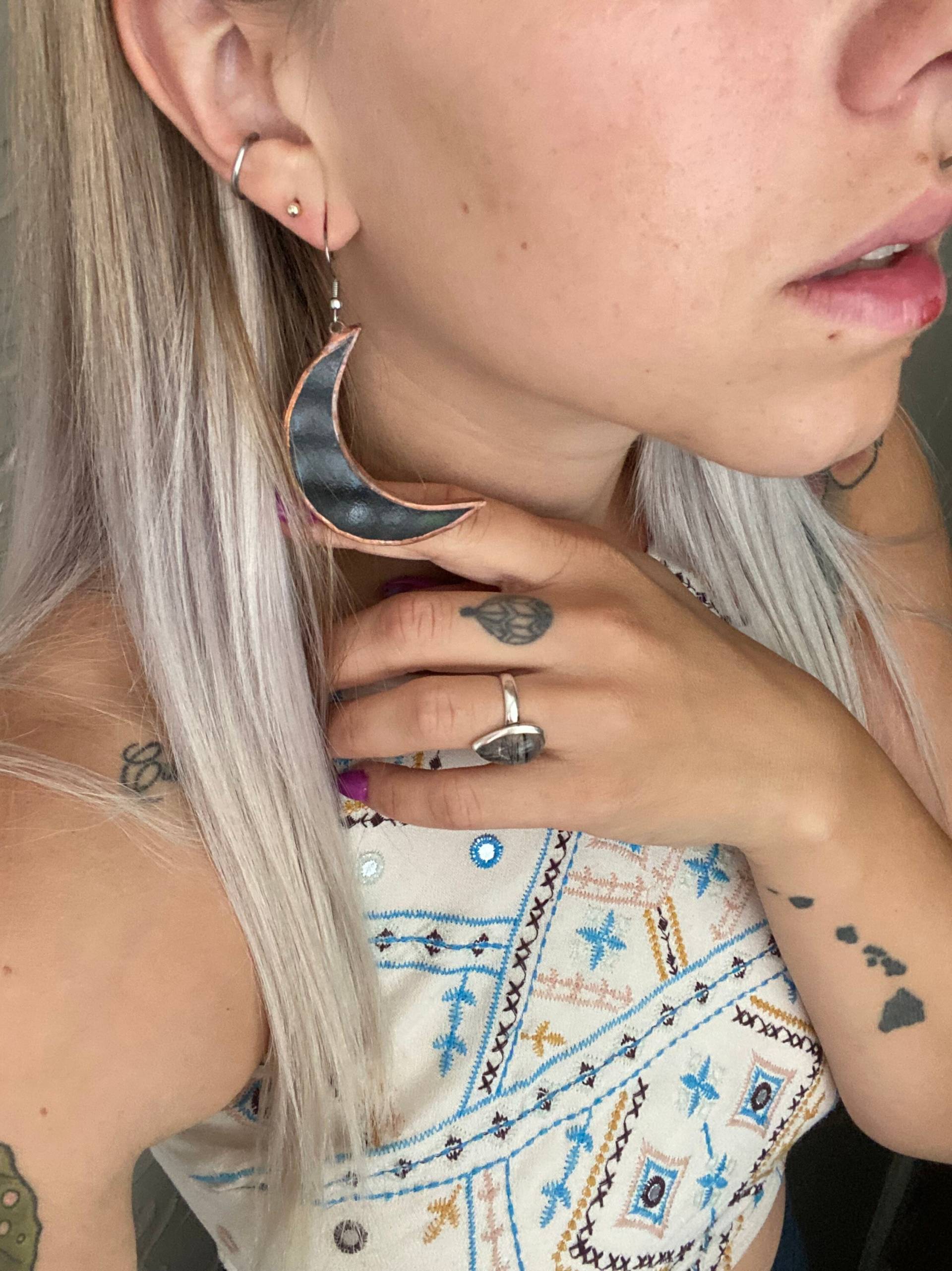 Super Leichte, Schwarze Und Kupferfarbene Glasmalerei Sichelmond Ohrringe, Boho Schmuck, Festival Witchy Statement Schmuck Super Leichte, Schwarze Und Kupferfarbene Glasmalerei Sichelmond Ohrringe, Boho Schmuck, Festival Witchy Statement Schmuck von AquariusEncountersCo