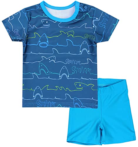 Aquarti Baby Jungen Bade-Set Zweiteiliger Kinder Badeanzug T-Shirt Badehose UV-Schutz, Farbe: Haie/Jeans/Blau, Größe: 104 von Aquarti