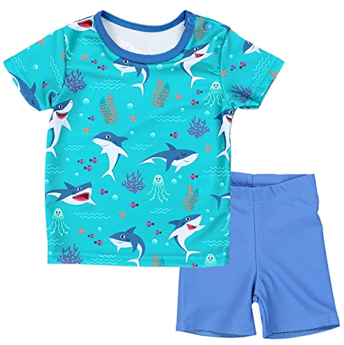 Aquarti Baby Jungen Bade-Set Zweiteiliger Kinder Badeanzug T-Shirt Badehose UV-Schutz, Farbe: Haie im Meer Dunkeltürkis/Jeans Blau, Größe: 104 von Aquarti