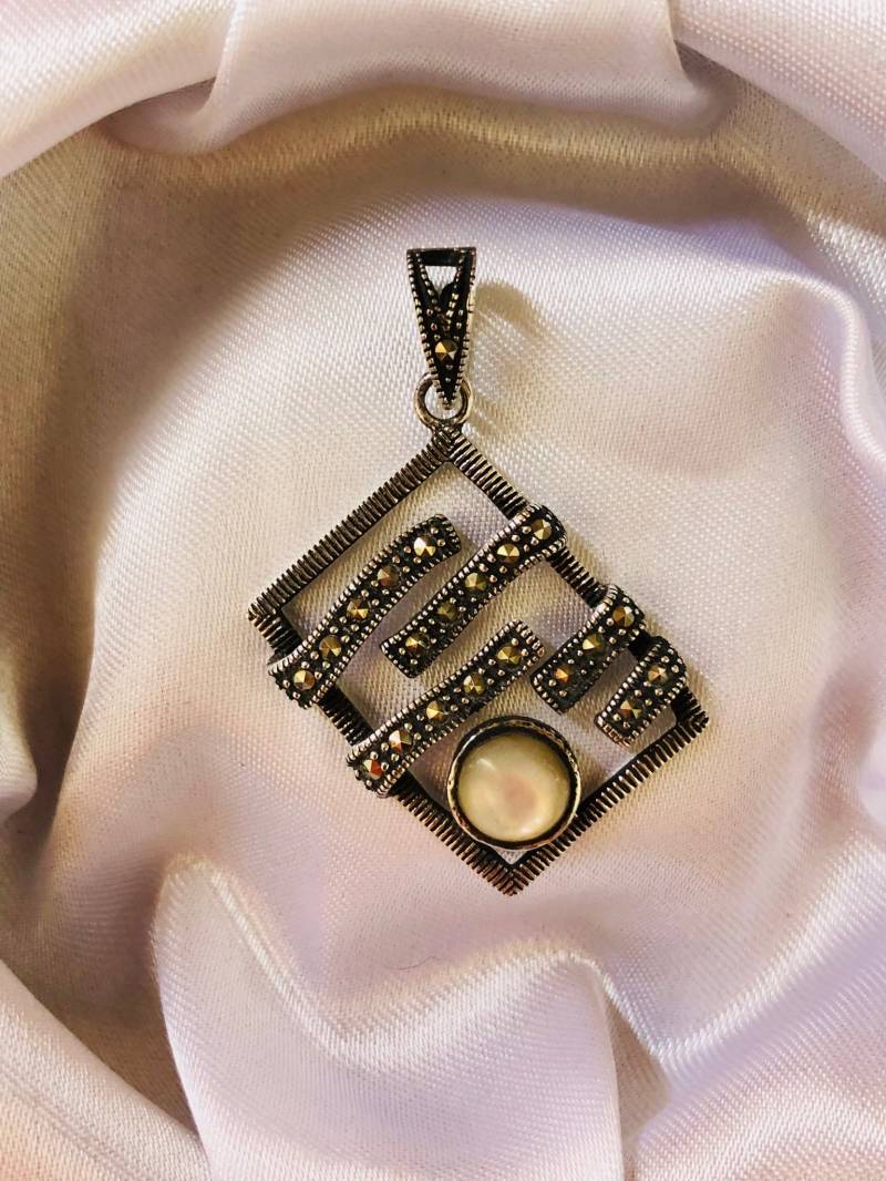 Anhänger Aus Mondstein Und Markasit Anhänger Aus Mondstein Und Markasit von AquitaineArts