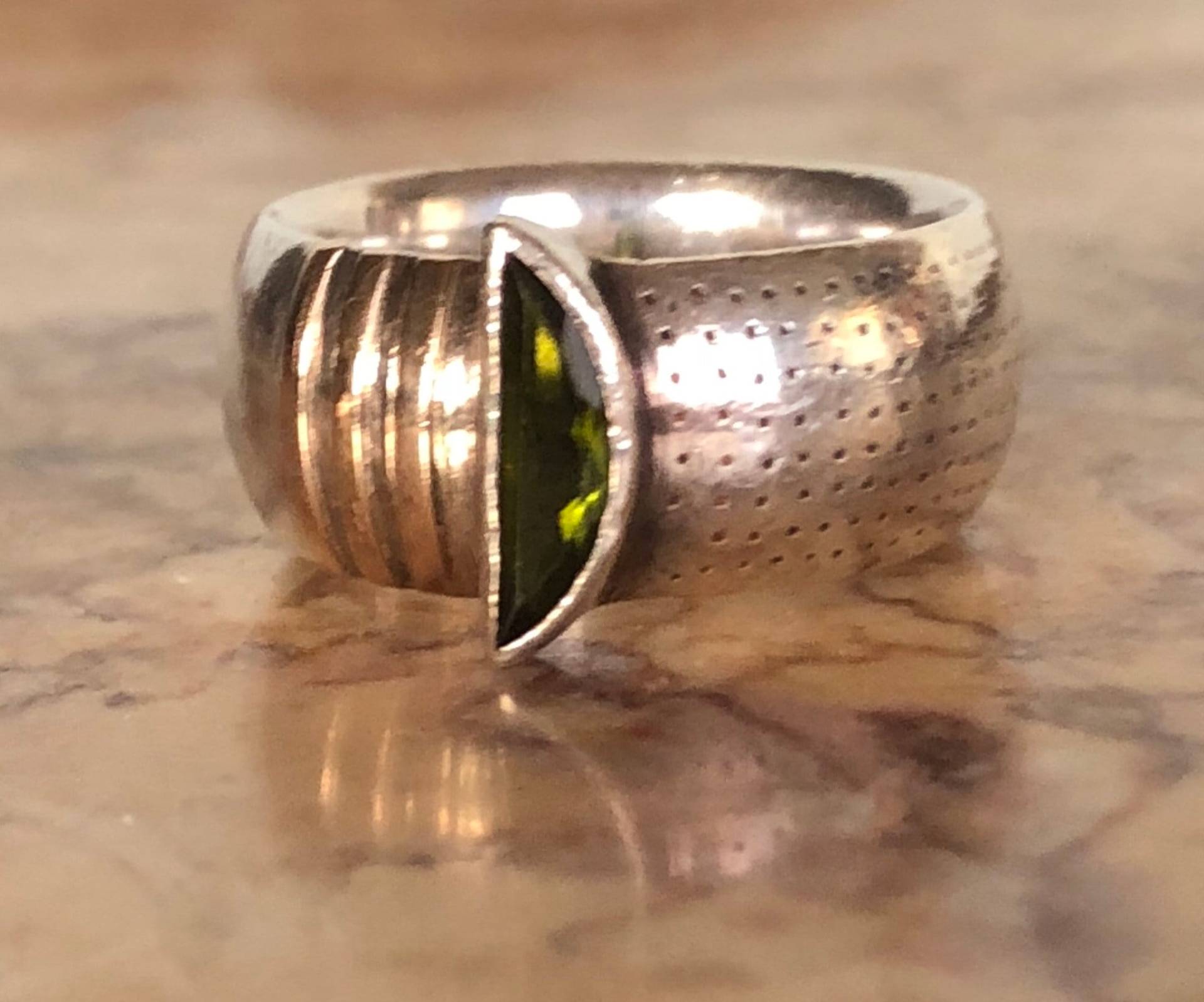 Grünquarz Halbmond Sterling Silber Bandring Grünquarz Halbmond Sterling Silber Bandring von AquitaineArts