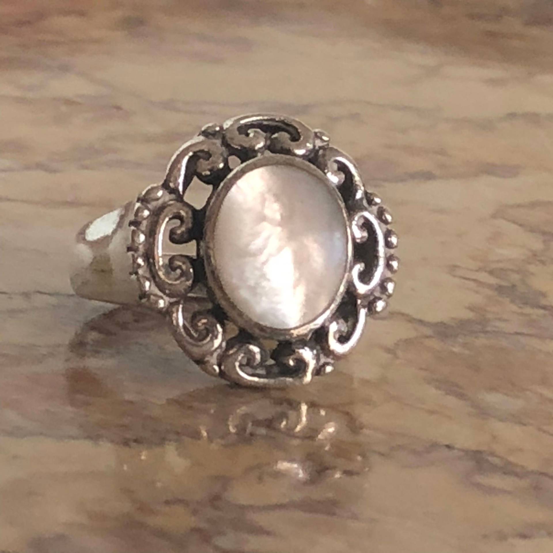 Kunstvoller Perlmutt-Ring Aus Sterlingsilber Kunstvoller Perlmutt-Ring Aus Sterlingsilber von AquitaineArts