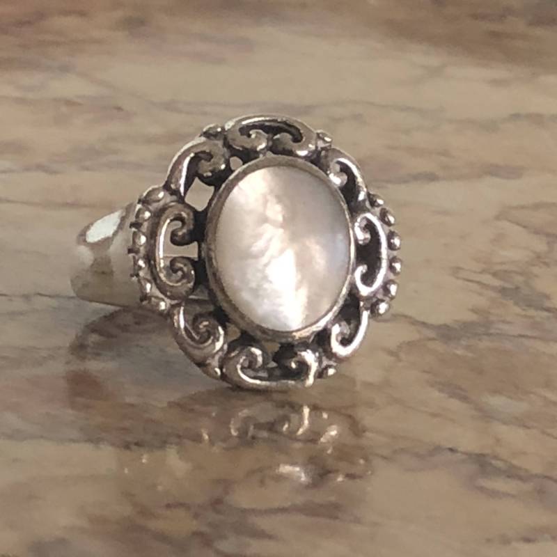Kunstvoller Perlmutt-Ring Aus Sterlingsilber Kunstvoller Perlmutt-Ring Aus Sterlingsilber von AquitaineArts