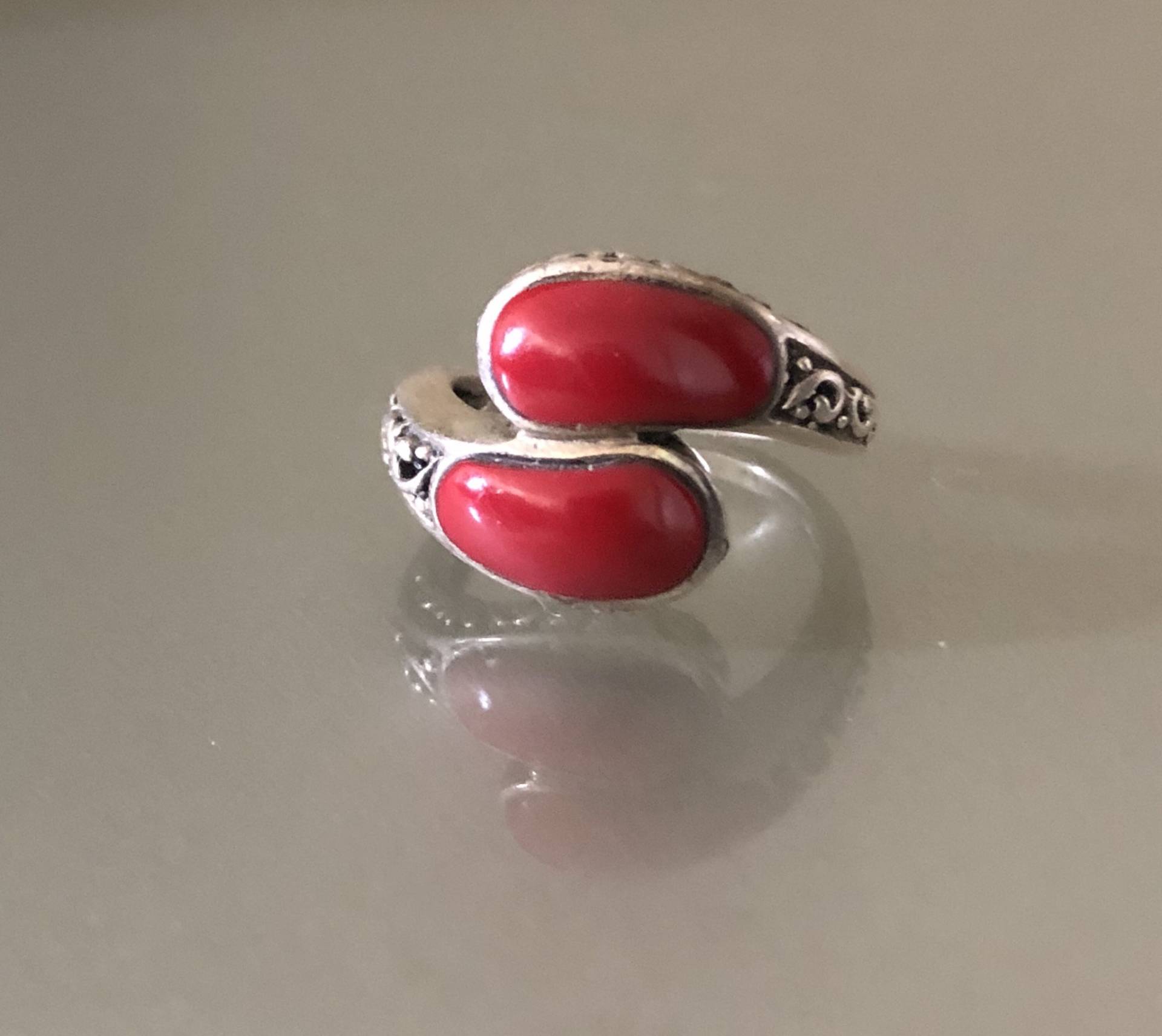 Vintage Sterling Silber Doppel Koralle Bypass Ring Vintage Sterling Silber Doppel Koralle Bypass Ring von AquitaineArts