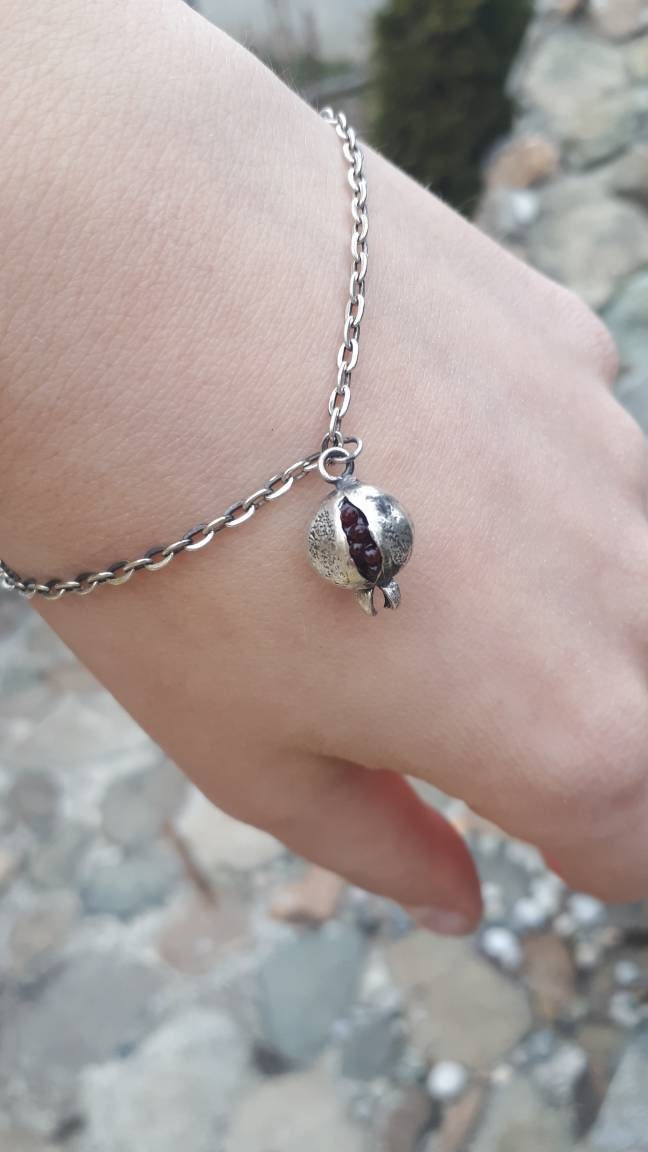 Granatapfel Charm Armband Familien Symbol Fruchtbarkeit Sterling Silber Armband von ArMatSilver