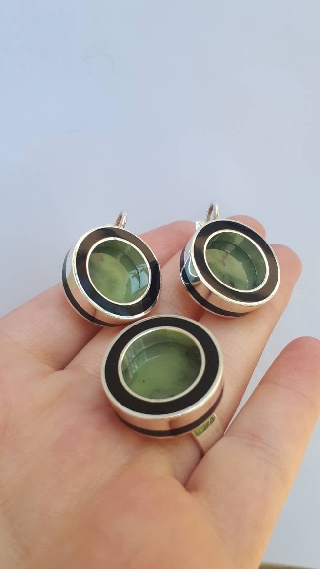 Jade Nephrit Ring Runde Grüne Ohrringe Grün Edelstein Schmuck Silber von ArMatSilver