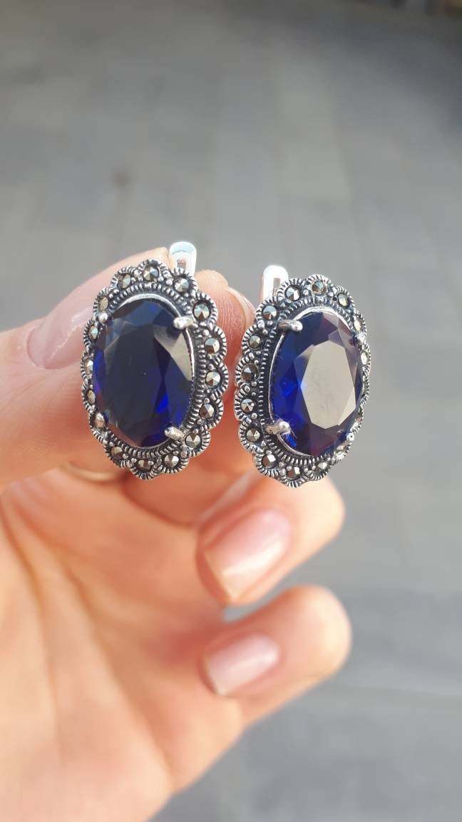 Saphir Ohrringe Dunkelblaue Cluster Ohrstecker Mit Markasiten von ArMatSilver