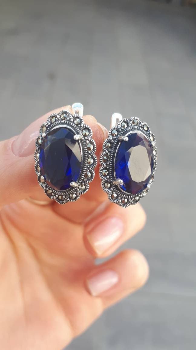 Saphir Ohrringe Dunkelblaue Cluster Ohrstecker Mit Markasiten von ArMatSilver