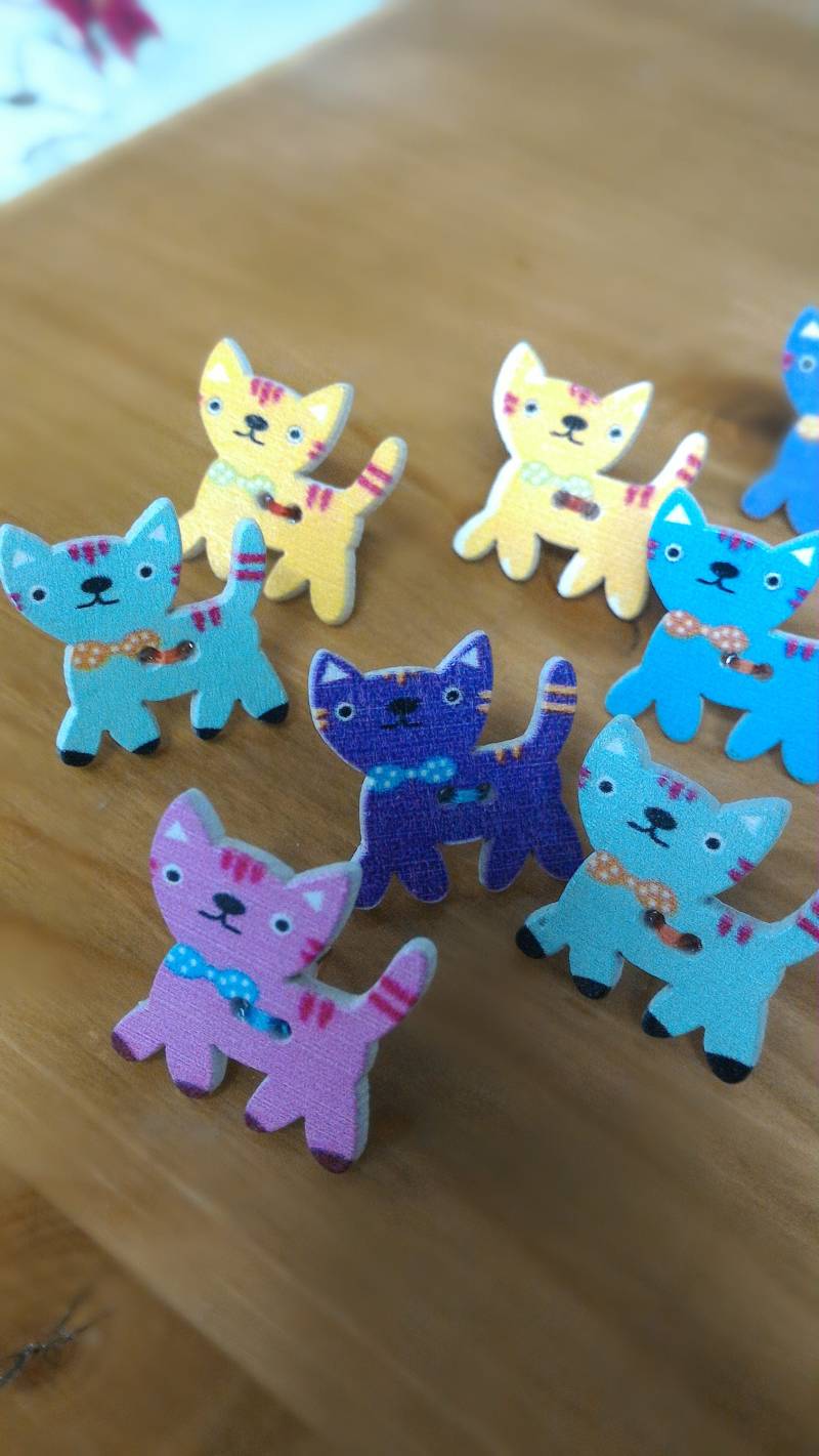 Bijoux Ohrringe Katze, Farbige Holzknopf, Nickelfrei von ArTekHome