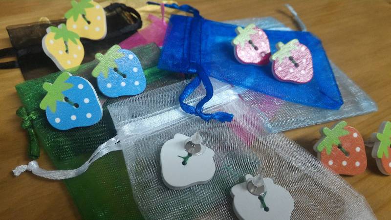 Erdbeere Ohrringe Schmuck, Bunte Holzknopf, Nickelfrei von ArTekHome