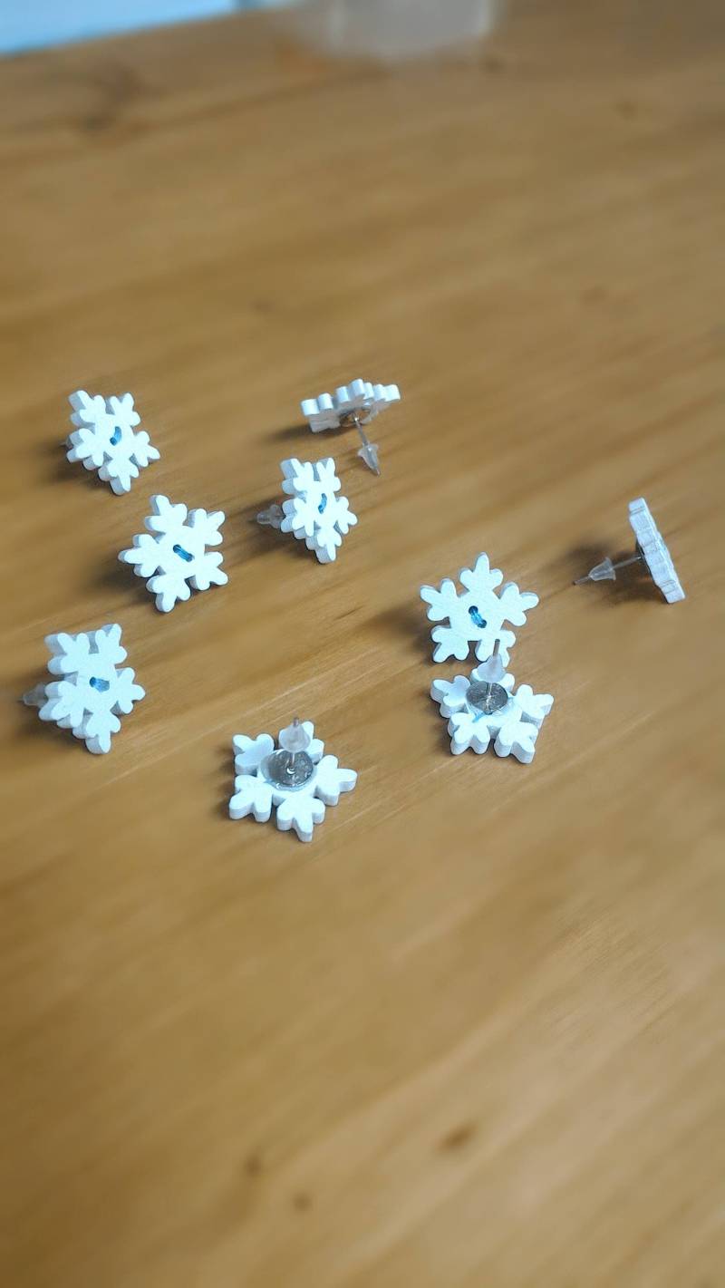 Snow Flake Schmuck Ohrringe Mit Roten Draht/Blau, Farbige Holzknopf, Nickelfrei von ArTekHome