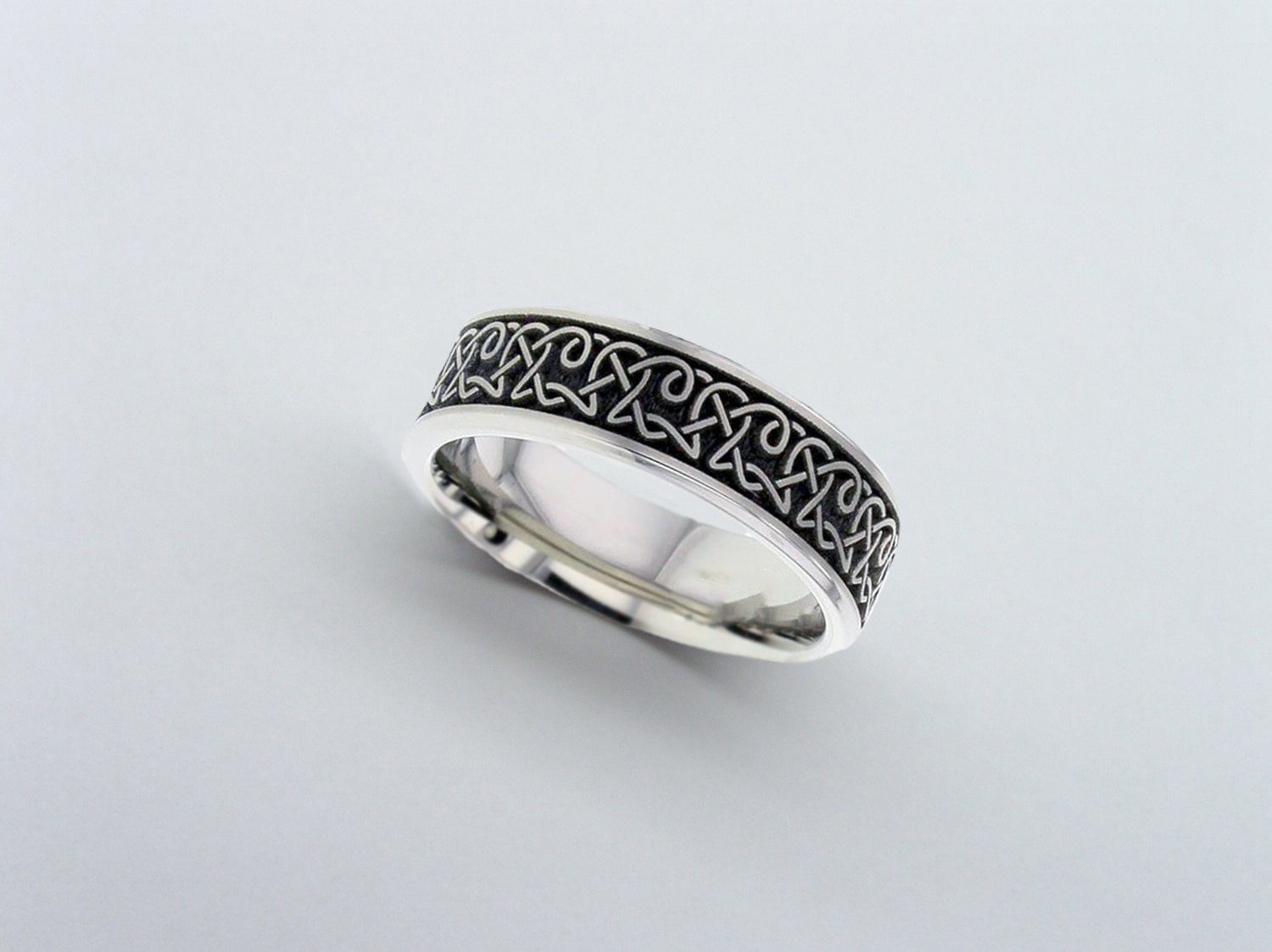 Claddagh Titan Band, Komfort Fit Hochzeitsband, Unisex Ehering, Personalisierte Band von ArahJamesTitanium