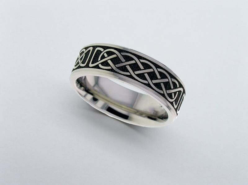 Claddagh Titan Band, Komfort Fit Hochzeitsband, Unisex Ehering, Personalisierte Band von ArahJamesTitanium