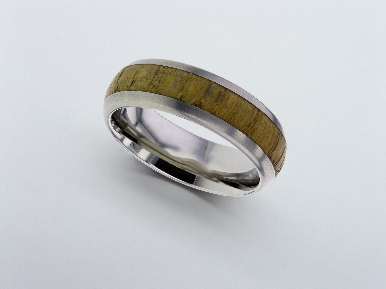 Eichenholz Intarsien Titan Band, Comfort Fit Holz Inlay Ehering, Unisex Hochzeitsband, Personalisiertes Band von ArahJamesTitanium