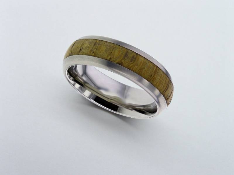 Eichenholz Intarsien Titan Band, Comfort Fit Holz Inlay Ehering, Unisex Hochzeitsband, Personalisiertes Band von ArahJamesTitanium