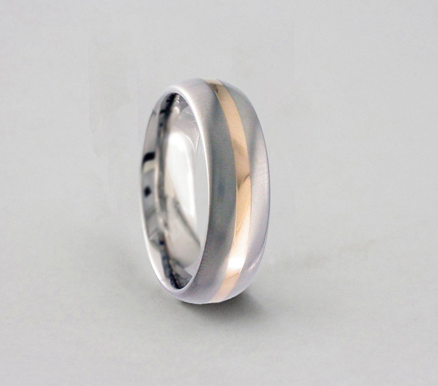 Rose Gold Titan Band, Eingelegt Ehering, 18 Karat Ring, Herren Personalisierte Band von ArahJamesTitanium