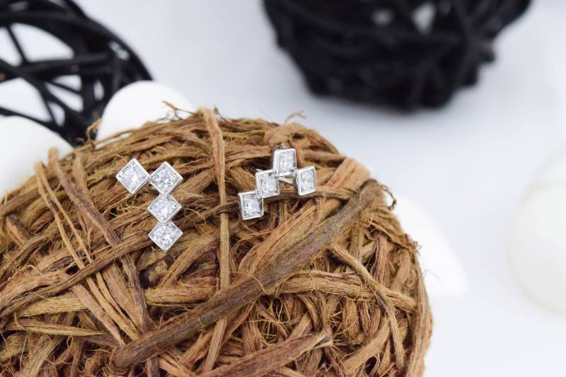 Infinity Cube Ohrringe Vierfach Mit Cz Infinity Cube Ohrringe Vierfach Mit Cz von Aramagen