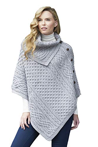 Aran Crafts Damen Poncho mit Zopfmuster, geknöpft, Wasserfallkragen, 100 % Merinowolle, Soft Grey, M-L von Aran Crafts