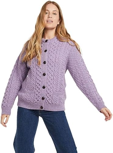 Aran Woollen Mills Irischer Cardigan Strickjacke Strickcardigan aus Merinowolle mit Fronttaschen und Knöpfen für Damen (Lila, L) von Aran Woollen Mills