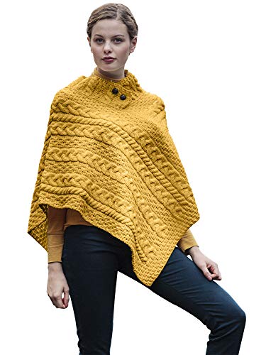 Carraig Donn Irischer Aran Gestrickter Poncho mit Knöpfen | Supersoft Strickponcho Umhang Wollponcho 100% Supersoft Merinowolle für Damen (Gelb) von Aran Woollen Mills