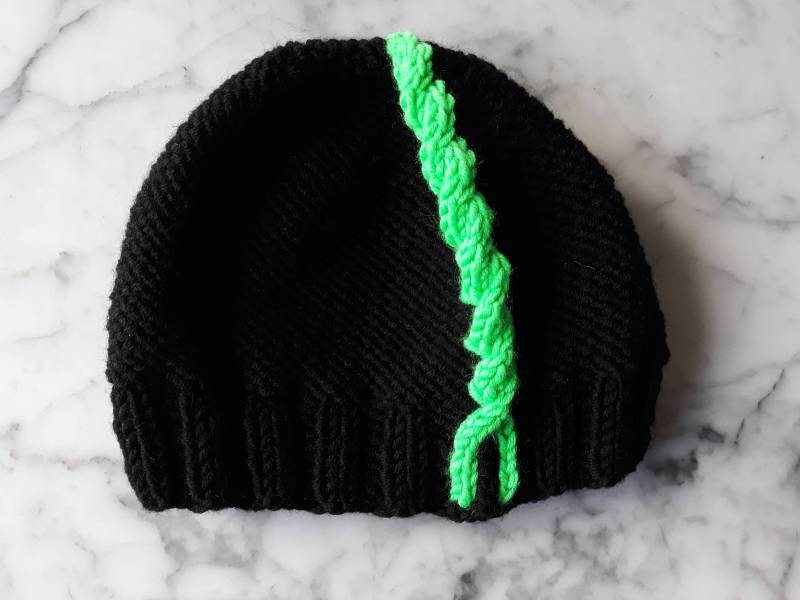 Grobstrick-Mütze Schurwolle Mit Neongrünem Zopfmuster - Handgemacht in Irland von AranAccessories