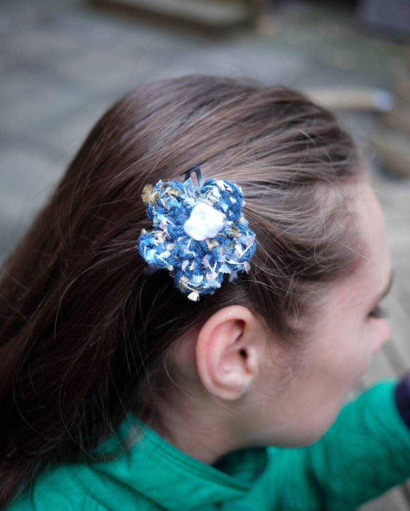 Blau Und Gold Speckle Blume Haarspangen von Aranyita