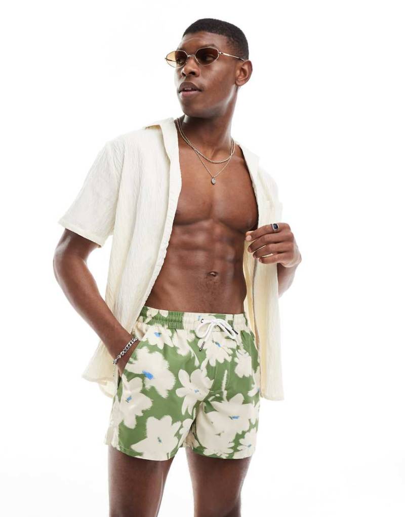 Aray - Flowing - Badeshorts in Grün mit Blumenmuster von Aray