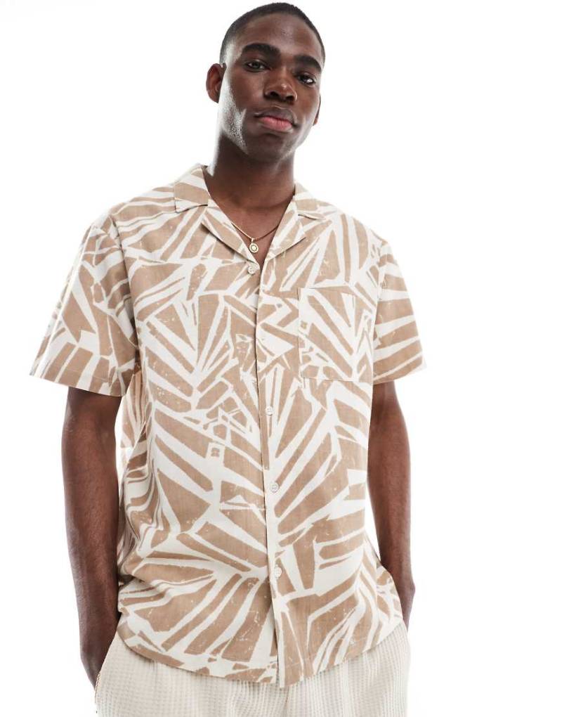 Aray - Resort-Strandhemd in Braun mit abstraktem Print von Aray