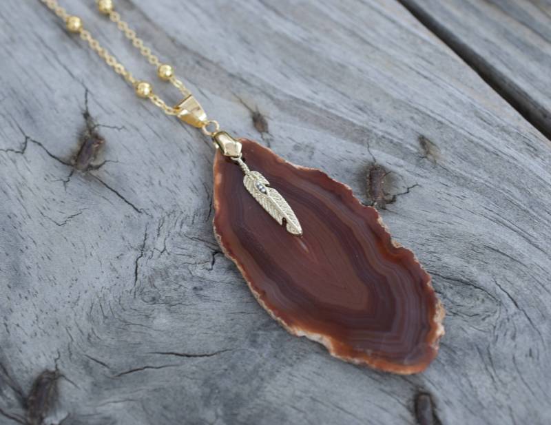 Geschnittener Achat An Langer Kette Geschnittener Achat An Langer Kette von ArborealStone