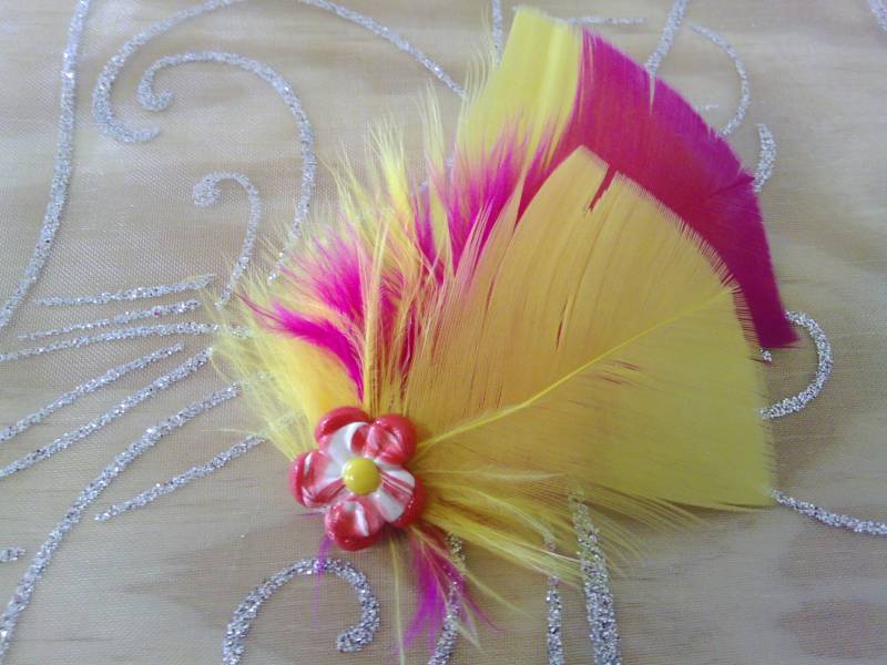 Haarspange Aus Fimo Mit Blumen Und Federn von ArborescenceAtelier