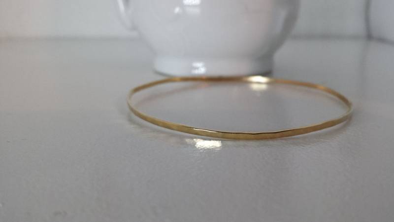 14K Gold Dünnes Gehämmertes Armreif Armband - Solid Gold von ArbotiqueDesigns