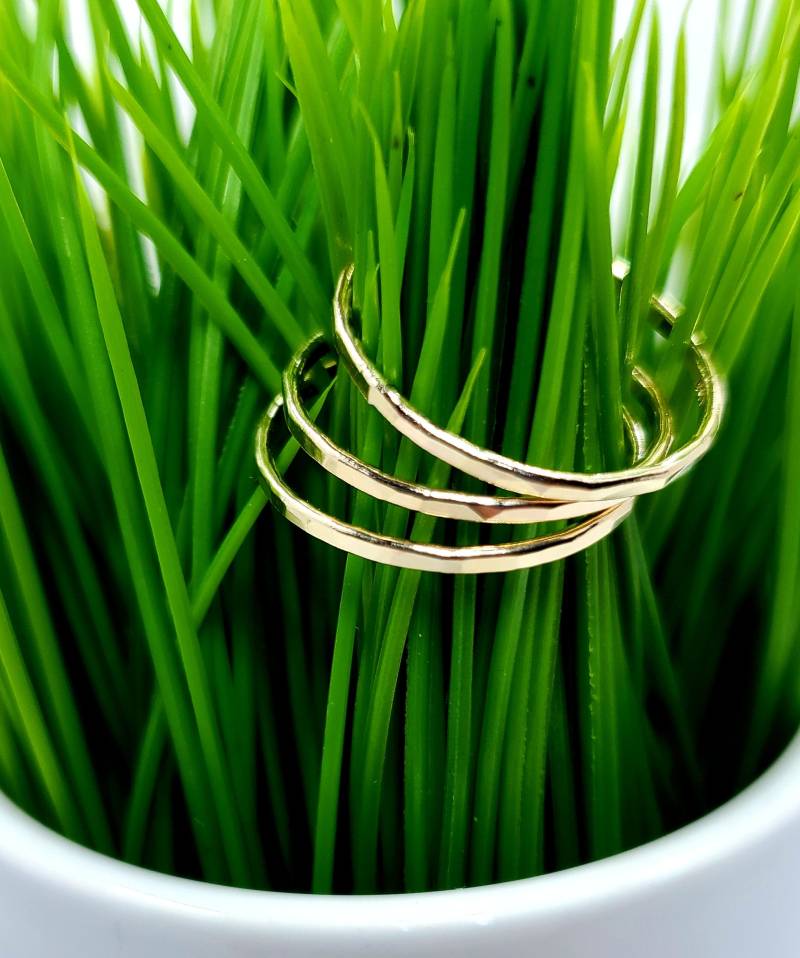 14K Solid Gold Gehämmert Ring Set - Handgemachte Stapelringe von ArbotiqueDesigns