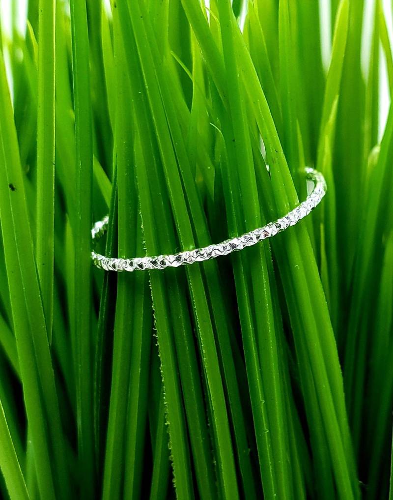 Facettierter Starburst Silberring Dünner Stapelring von ArbotiqueDesigns