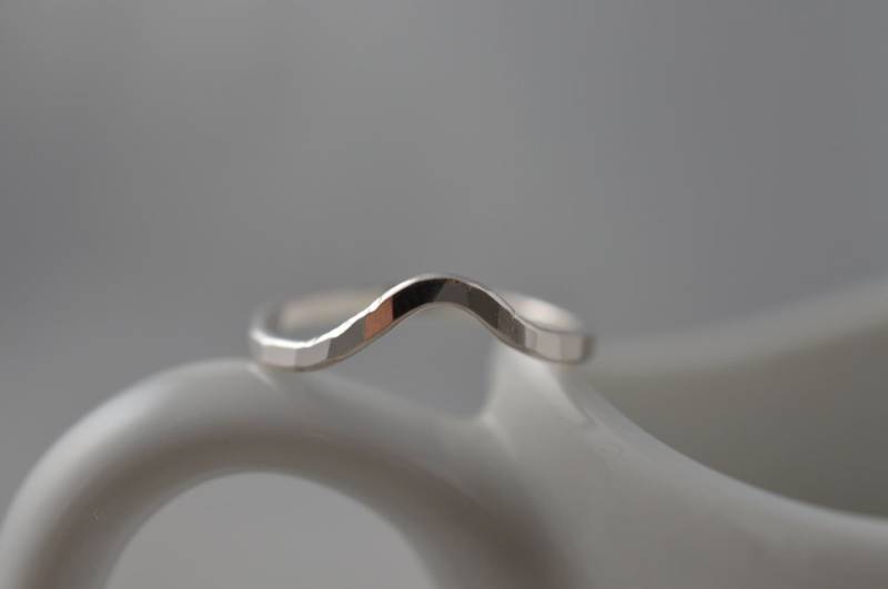 Gehämmerter Sterling Silber Chevron Ring Midi Knuckle Ring von ArbotiqueDesigns