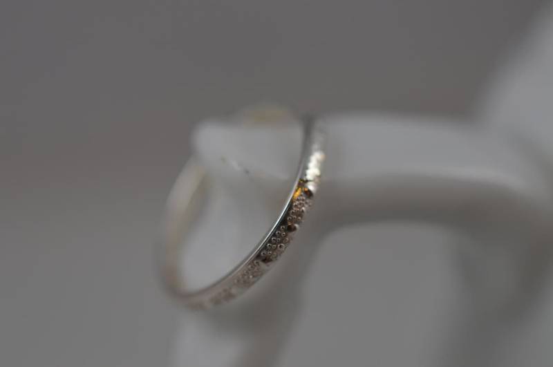 Gepunkteter Sterling Silber Stapelring - Schmaler Midi Ring von ArbotiqueDesigns