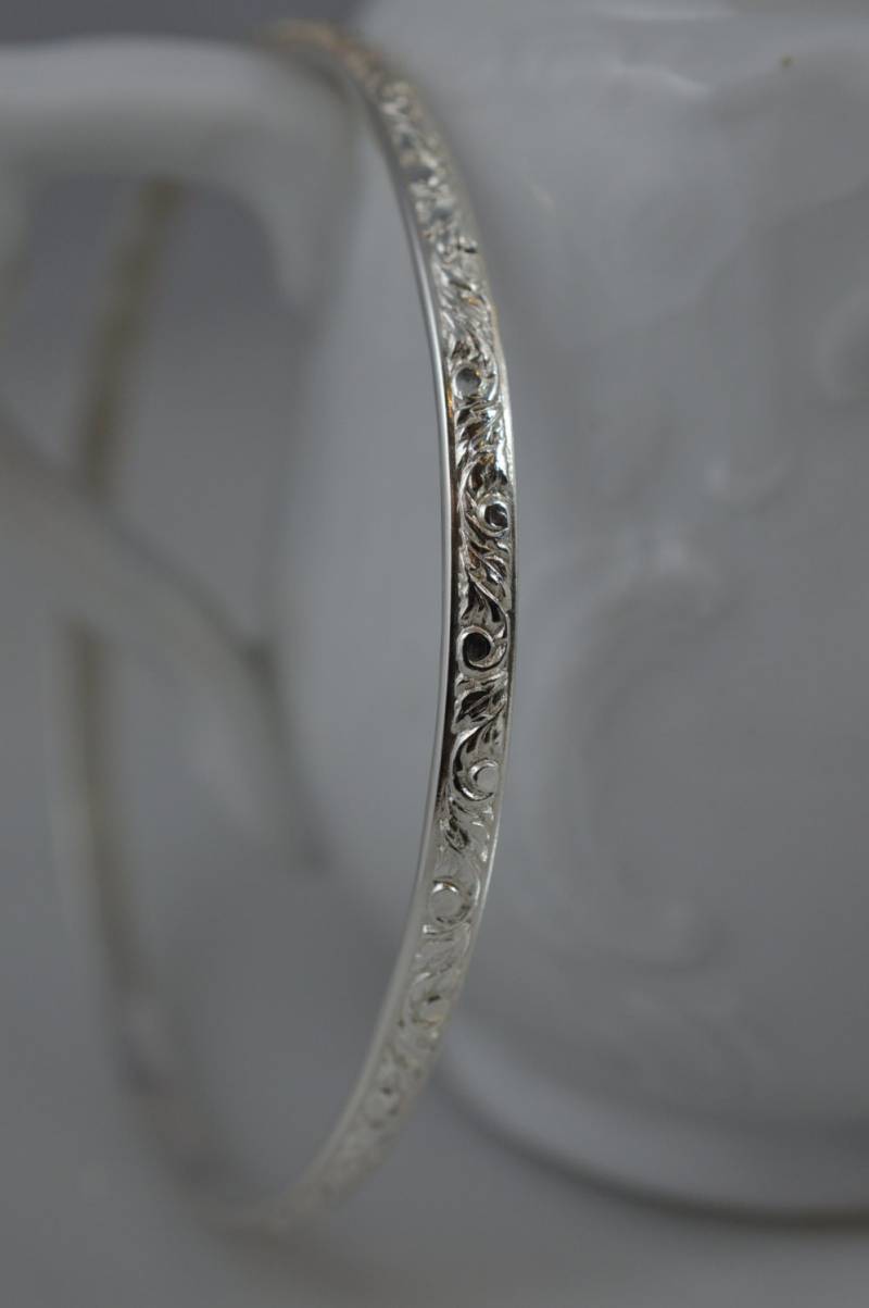 Rebe Muster Armreif in Sterling Silber/925 Skinny Stack/Stacking Natur Schriftrolle Floral von ArbotiqueDesigns