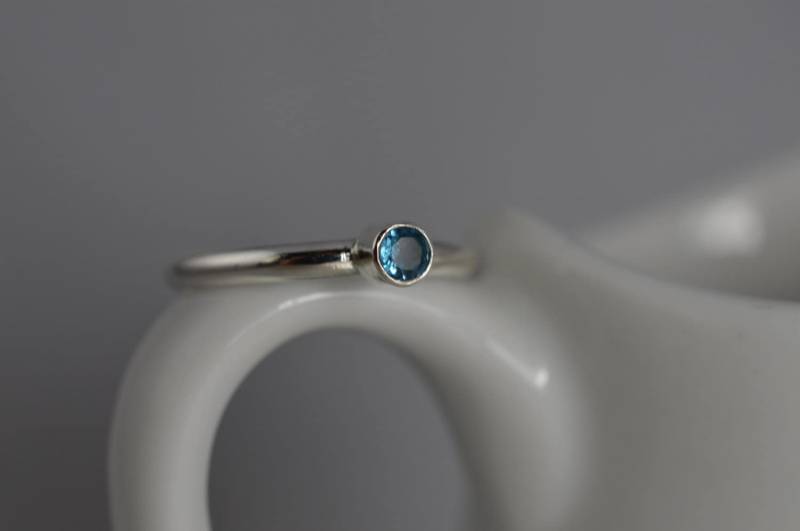 Sterling Silber 3 Mm London Blautopas Ring - Stapeln Edelstein von ArbotiqueDesigns