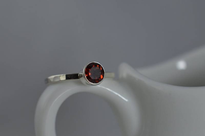 sterling Silber Granat Ring - Gehämmertes Band, Januar Geburtsstein von ArbotiqueDesigns