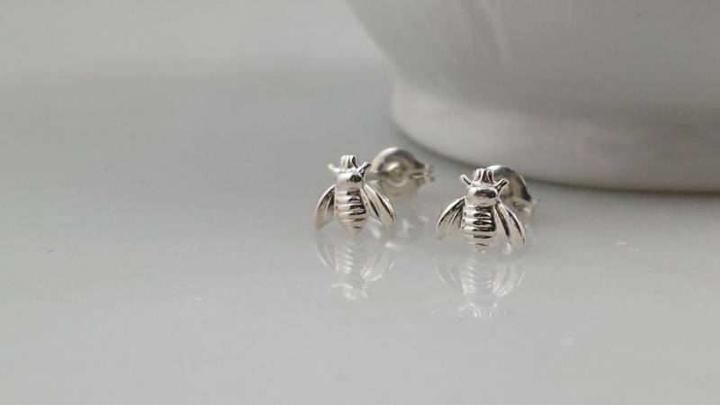 sterling Silber Kleine Bienen Ohrringe von ArbotiqueDesigns