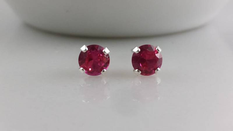 sterling Silber Lab Rubin Ohrstecker - Juli Geburtsstein von ArbotiqueDesigns