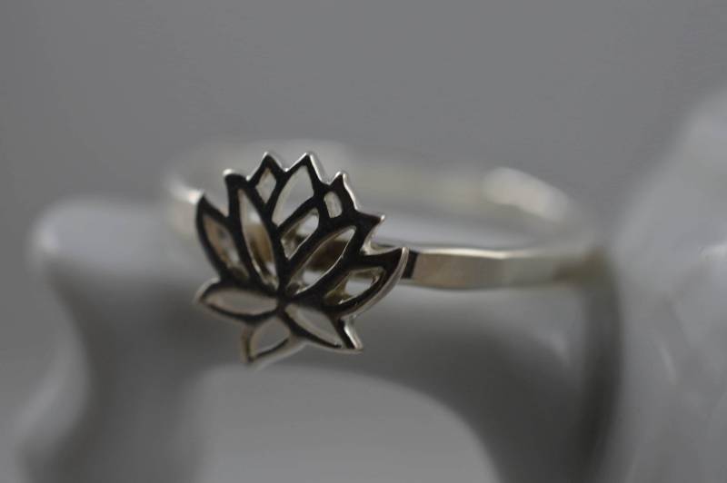 sterling Silber Lotus Blume Ring - Gehämmert Oder Glatte Band von ArbotiqueDesigns