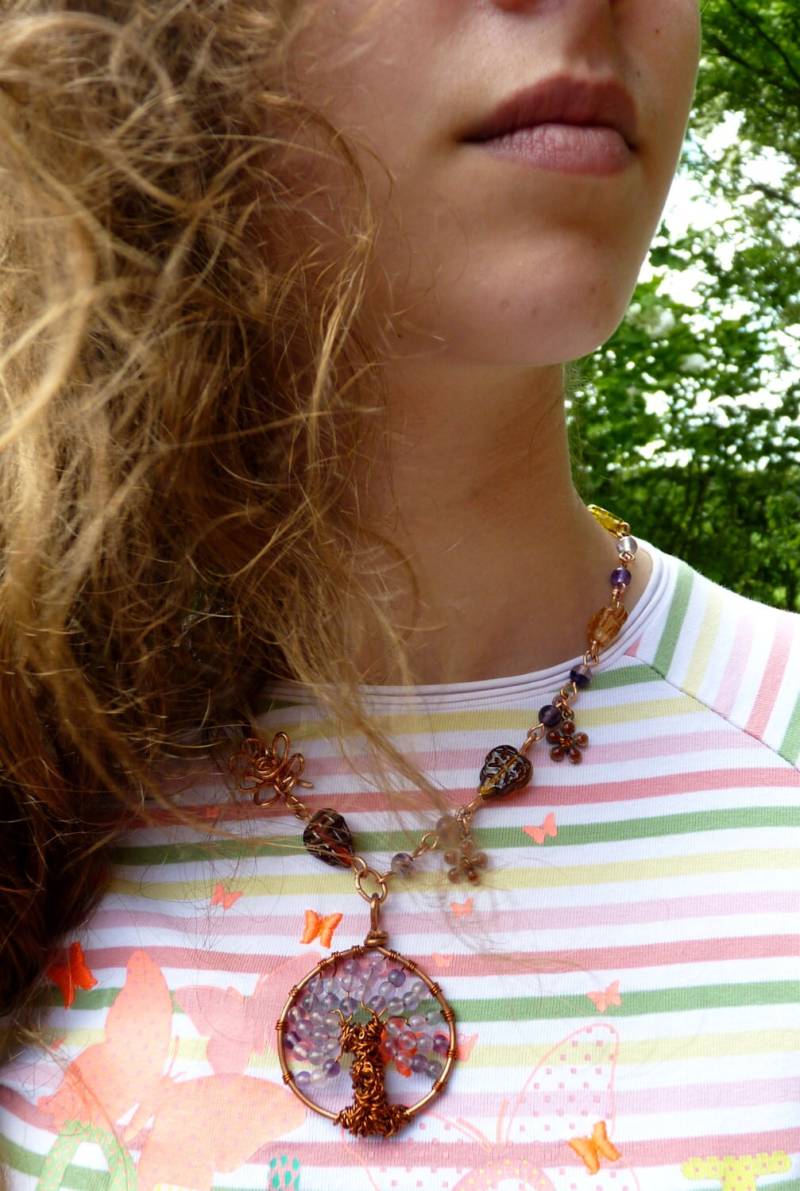 Regenbogen-Fluorit-Kupfer-Baum-Medaillon-Halskette von Arbreacoeurs