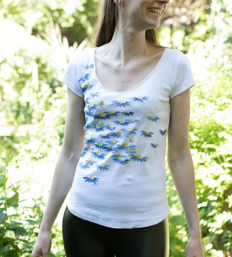 Weißes Kurzarm-T-Shirt Größe S | 36 Für Damen „Blue Daisies"-Thema Handbemalt Von Valérie von Arbreacoeurs