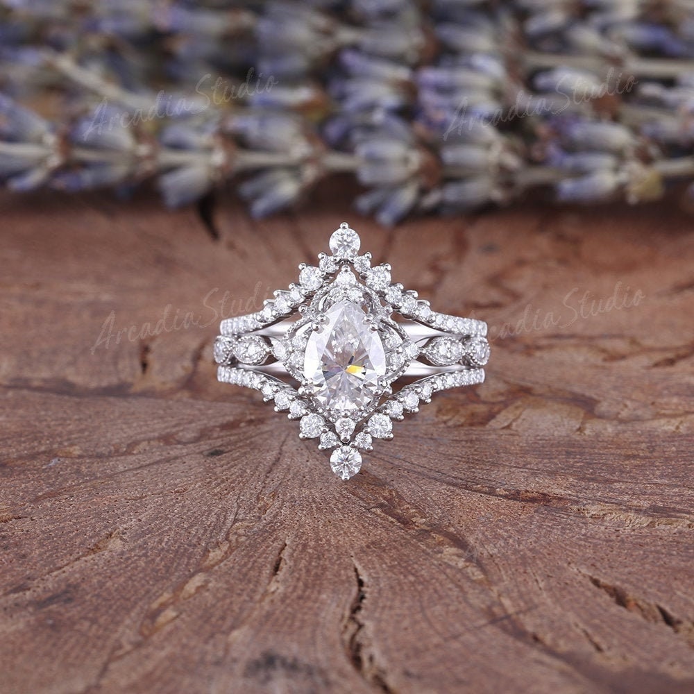 3stk Moissanite Verlobungsring Set Vintage Pear Cut Braut Weißgold Halo Ehering Art Deco Cluster Chevron Ring 3stk Moissanite Verlobungsring Set Vintage Pear Cut Braut Weißgold Halo Ehering Art Deco Cluster Chevron Ring von ArcadiastudioUS