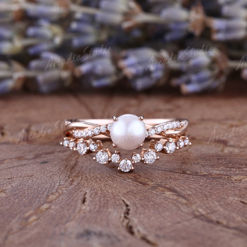 Akoya Perle Verlobungsring Set Einzigartige Rose Gold Ring Vintage Twist Moissanite Art Deco Halb Eternity von ArcadiastudioUS